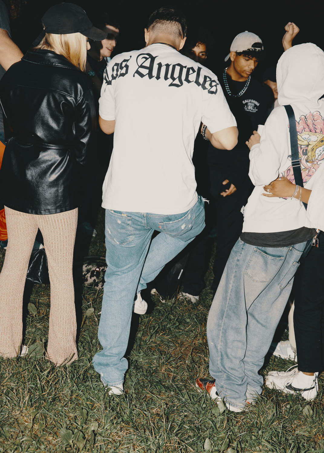 Teenagers-at-Isar-Photographed-for-die-ZEIT-by-Amelie-Niederbuchner-photographer-Munich-Fotograf-München-Portrait-Reportage 