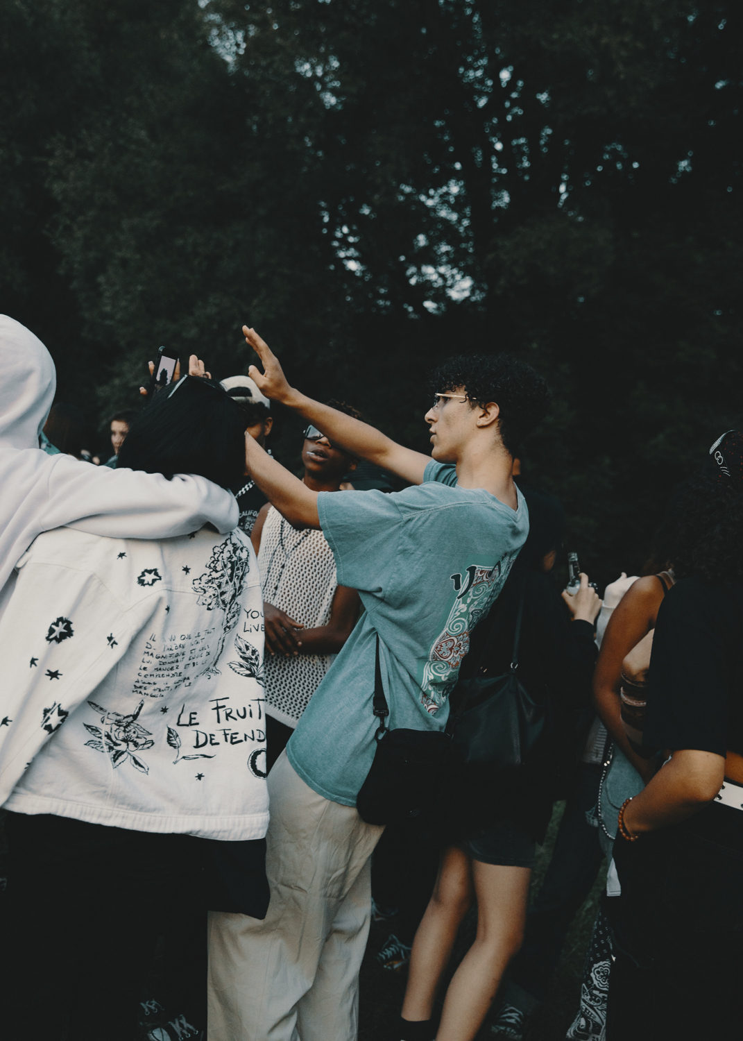 Teenagers-at-Isar-Photographed-for-die-ZEIT-by-Amelie-Niederbuchner-photographer-Munich-Fotograf-München-Portrait-Reportage 