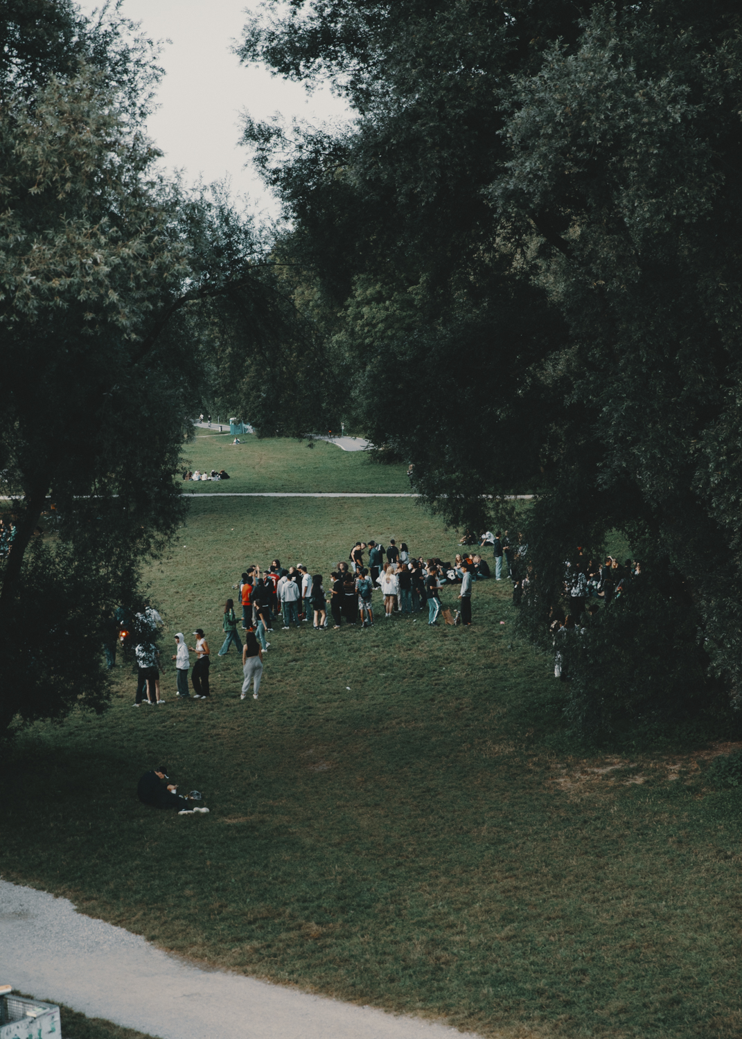 Teenagers-at-Isar-Photographed-for-die-ZEIT-by-Amelie-Niederbuchner-photographer-Munich-Fotograf-München-Portrait-Reportage 
