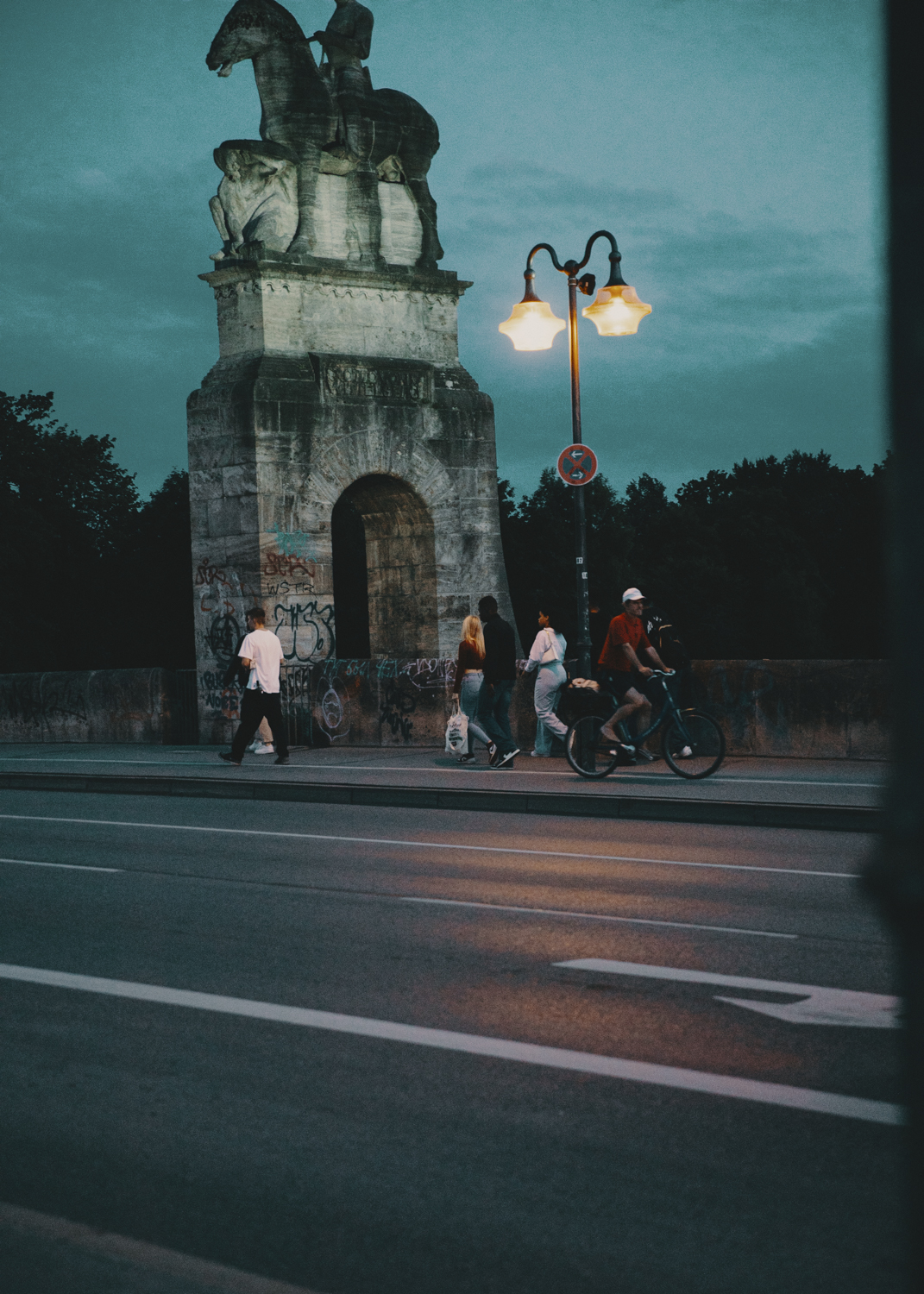 Teenagers-at-Isar-Photographed-for-die-ZEIT-by-Amelie-Niederbuchner-photographer-Munich-Fotograf-München-Portrait-Reportage 