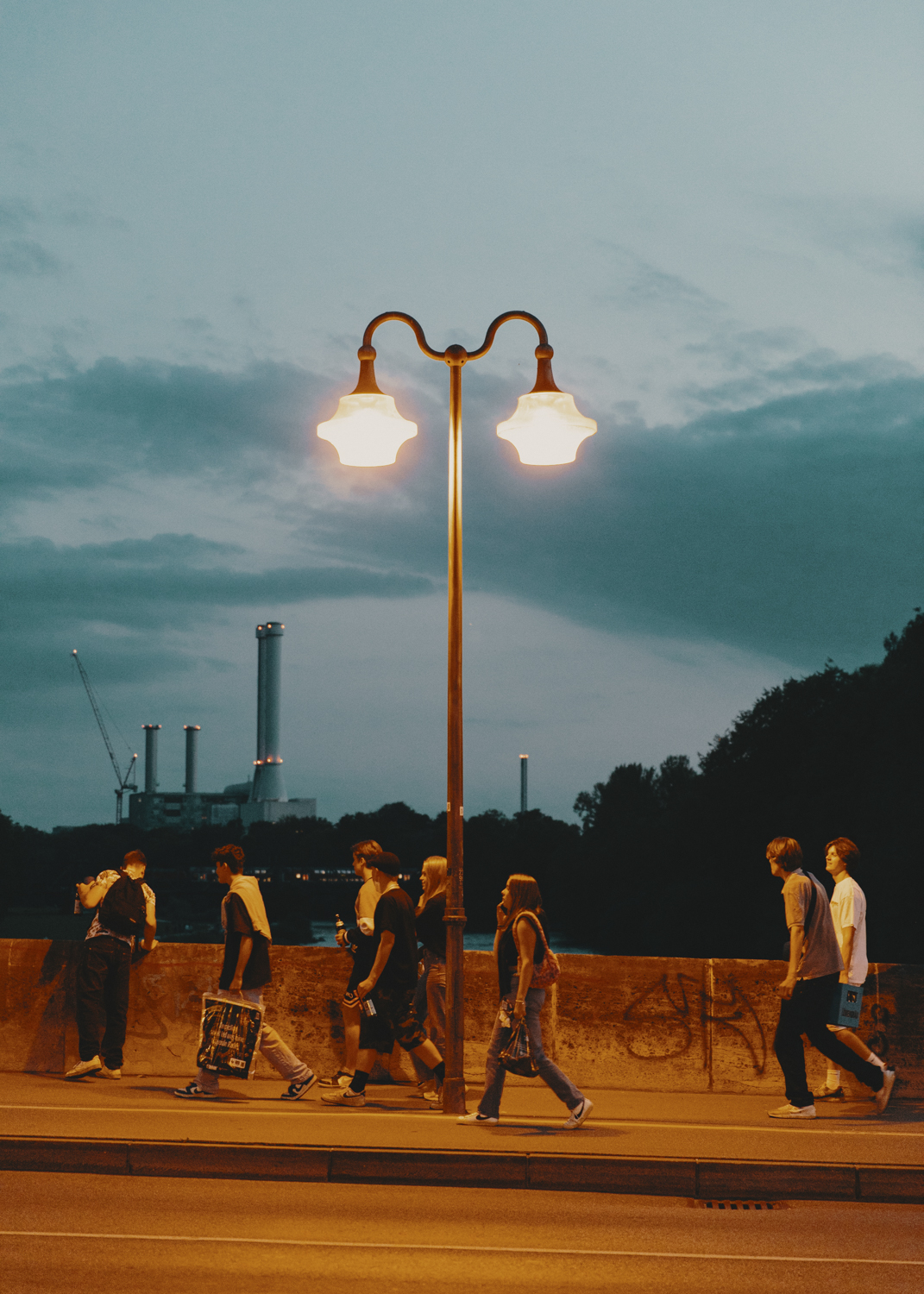 Teenagers-at-Isar-Photographed-for-die-ZEIT-by-Amelie-Niederbuchner-photographer-Munich-Fotograf-München-Portrait-Reportage 