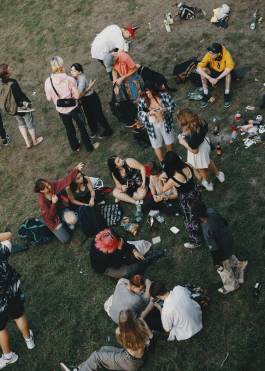Teenagers-at-Isar-Photographed-for-die-ZEIT-by-Amelie-Niederbuchner-photographer-Munich 