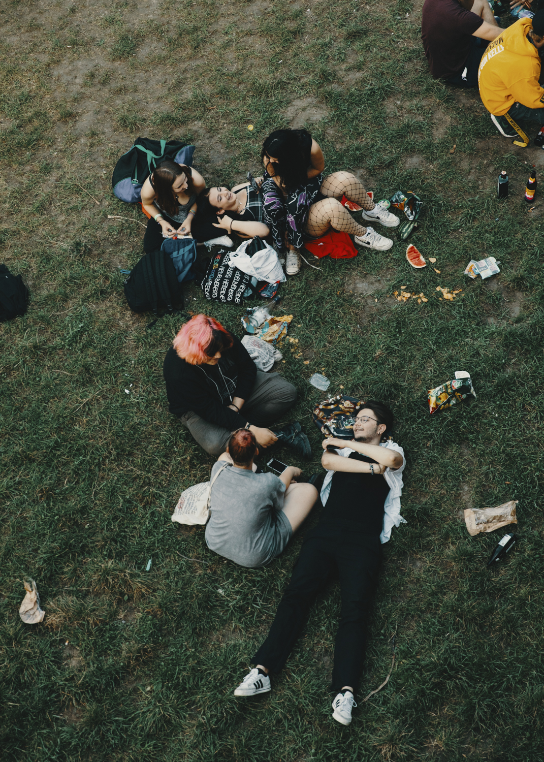 Teenagers-at-Isar-Photographed-for-die-ZEIT-by-Amelie-Niederbuchner-photographer-Munich 