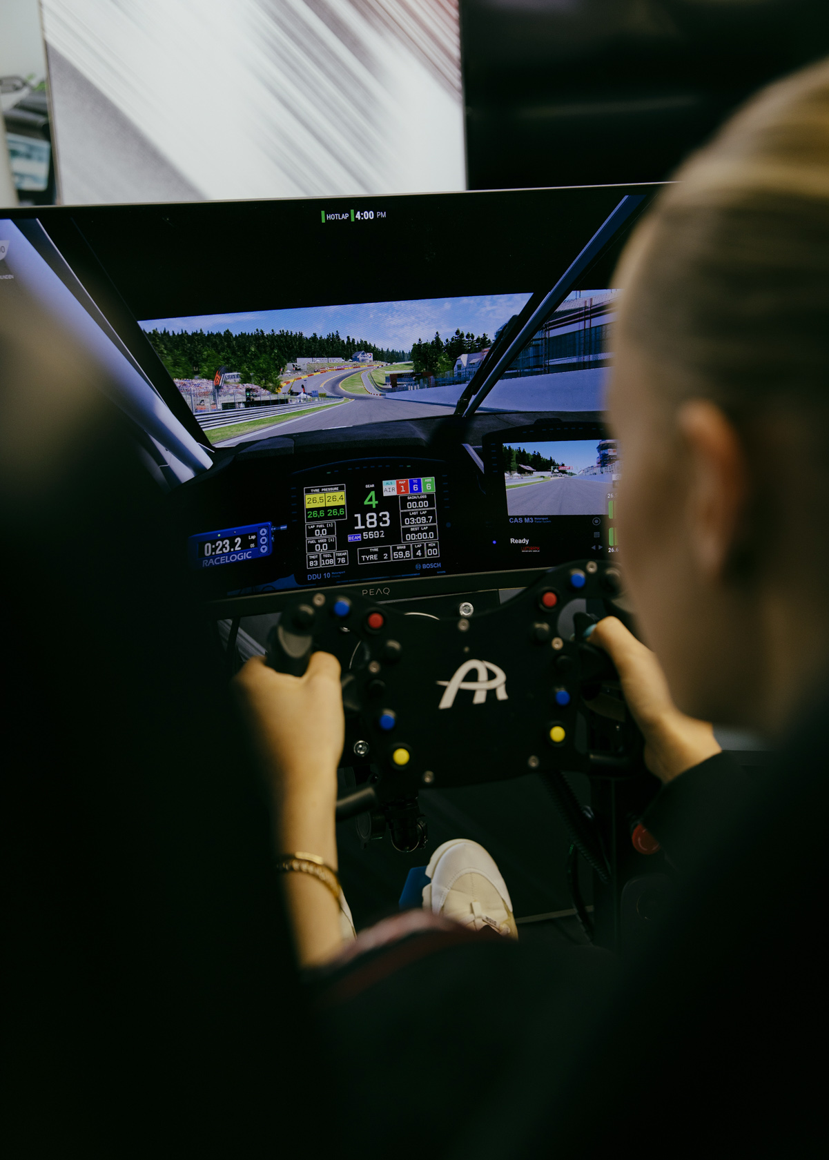 Rennfahrerin Laura Marie Geissler fotografiert für Business Punk in München von Amelie Niederbuchner 